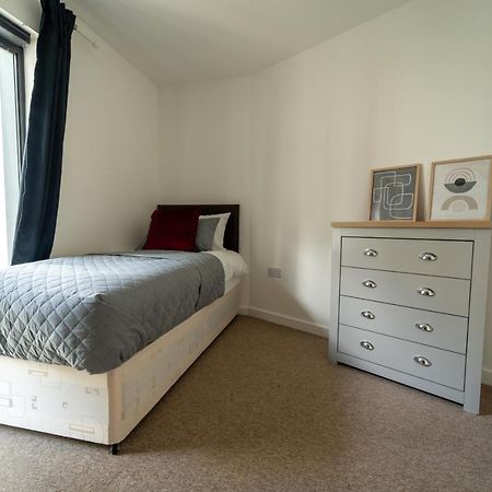 Spacious Apartment In Woking Town Centre Екстер'єр фото