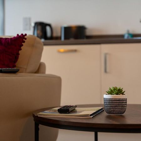Spacious Apartment In Woking Town Centre Екстер'єр фото