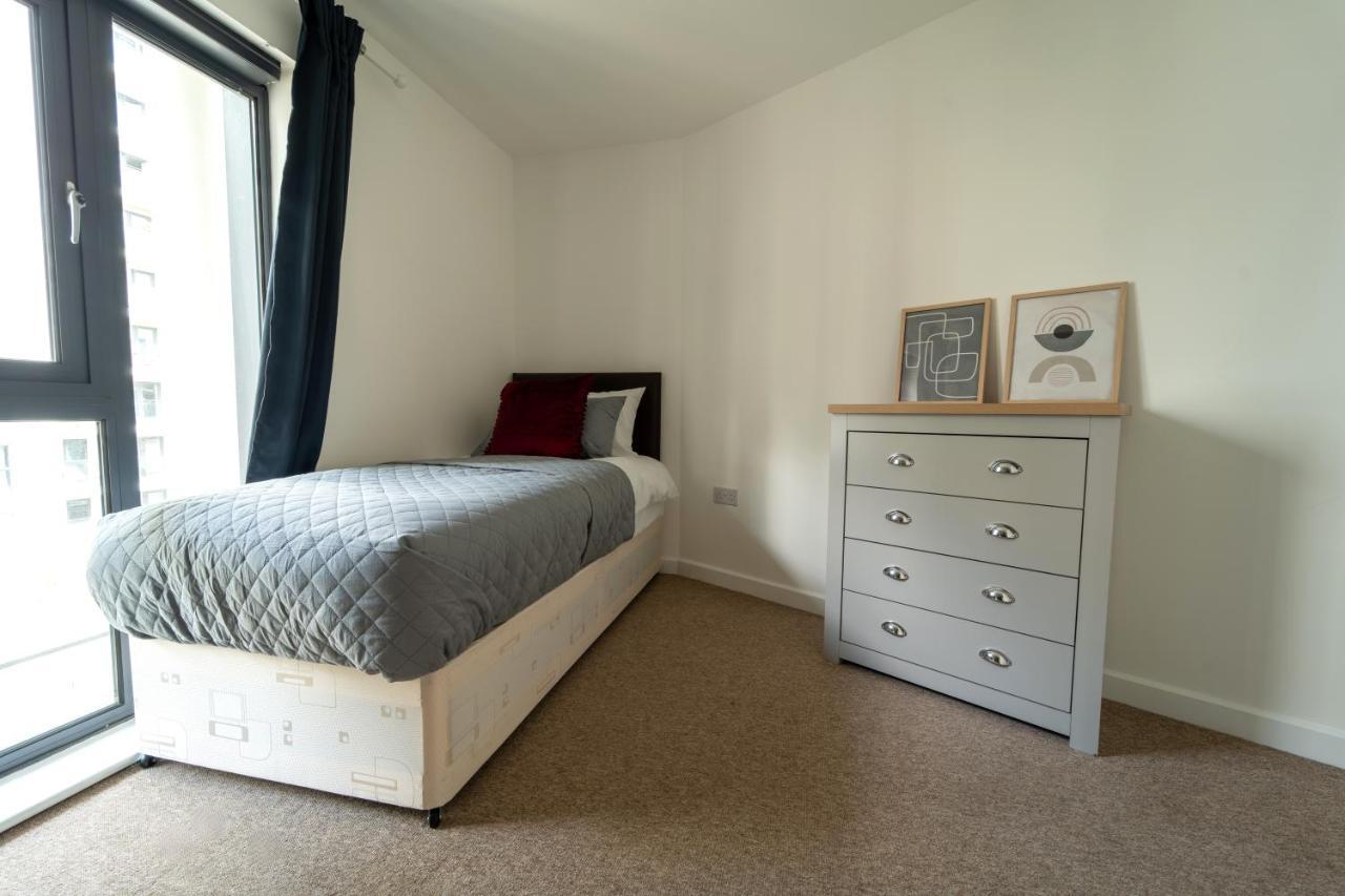Spacious Apartment In Woking Town Centre Екстер'єр фото