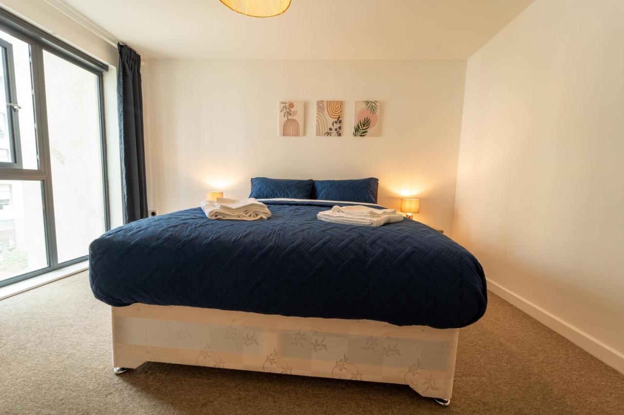 Spacious Apartment In Woking Town Centre Екстер'єр фото