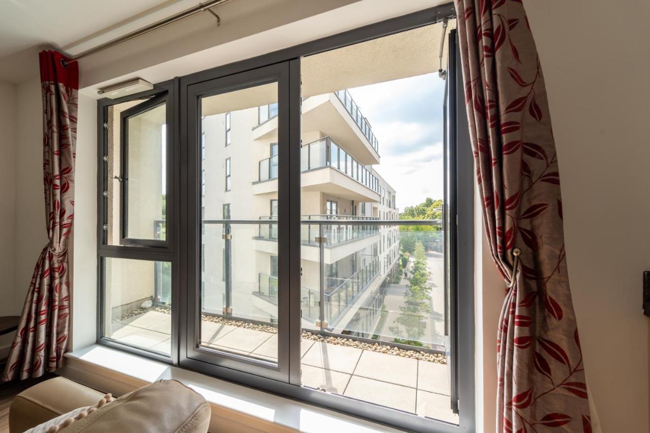 Spacious Apartment In Woking Town Centre Екстер'єр фото