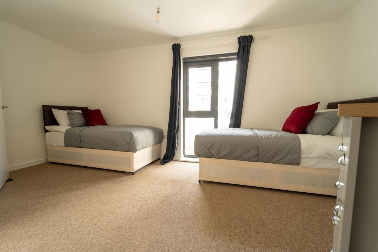 Spacious Apartment In Woking Town Centre Екстер'єр фото