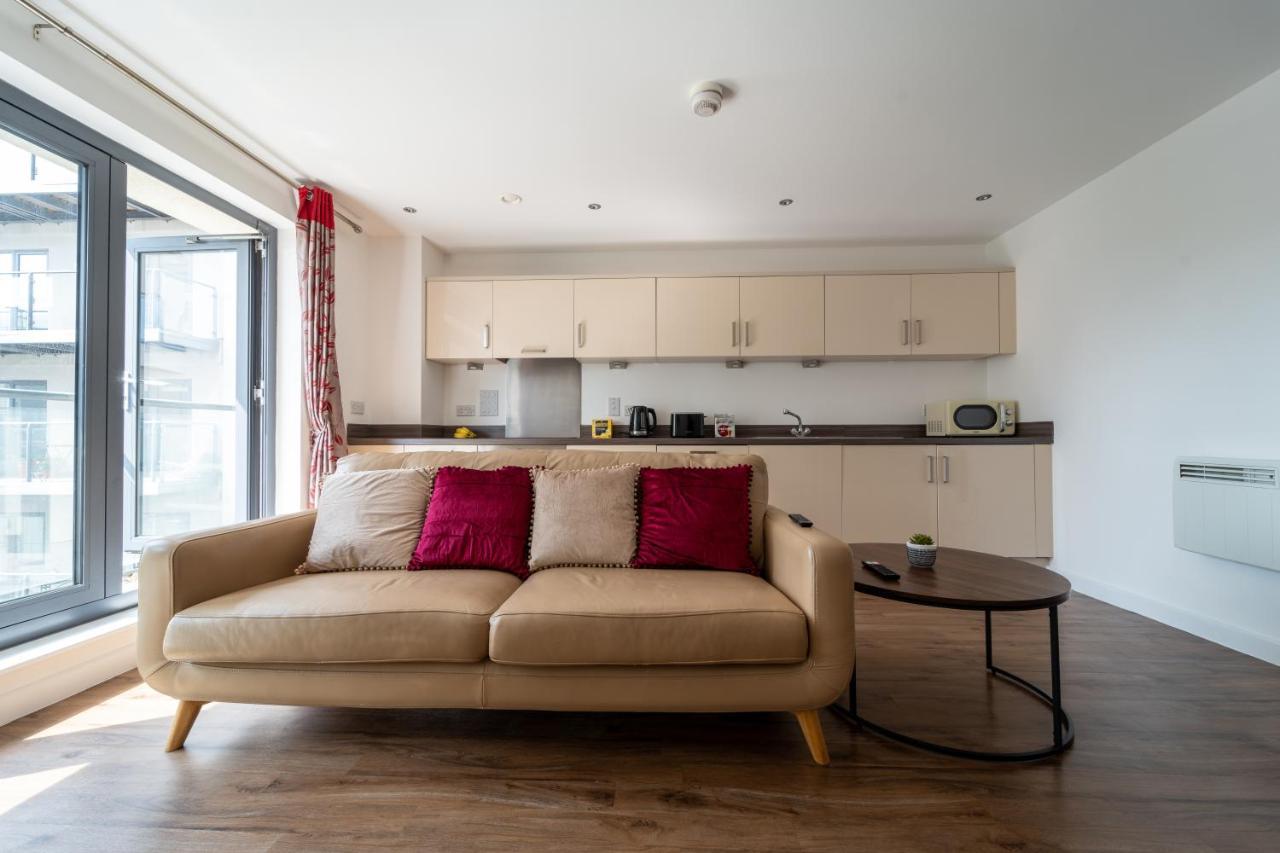 Spacious Apartment In Woking Town Centre Екстер'єр фото
