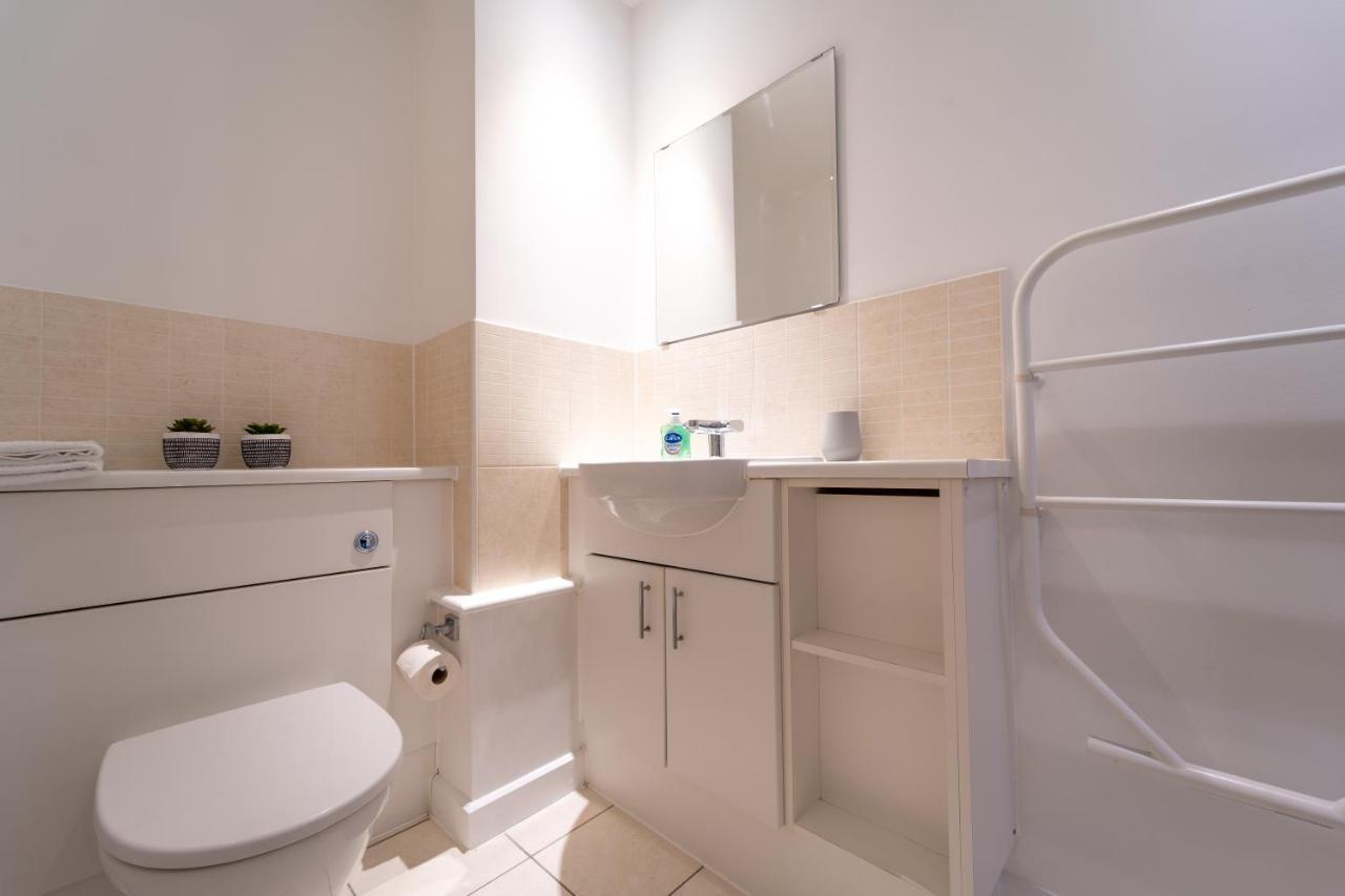Spacious Apartment In Woking Town Centre Екстер'єр фото