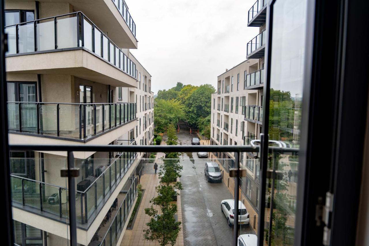Spacious Apartment In Woking Town Centre Екстер'єр фото