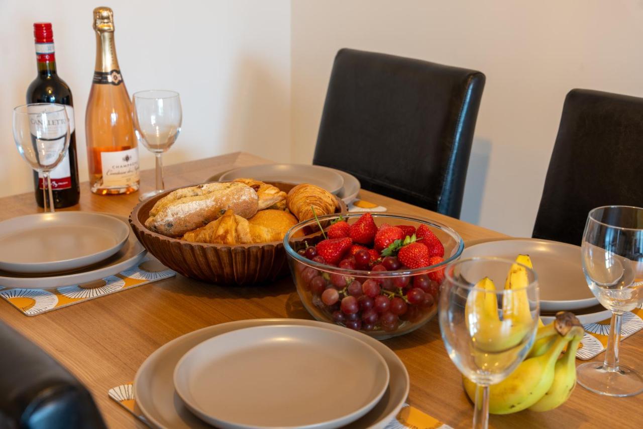 Spacious Apartment In Woking Town Centre Екстер'єр фото