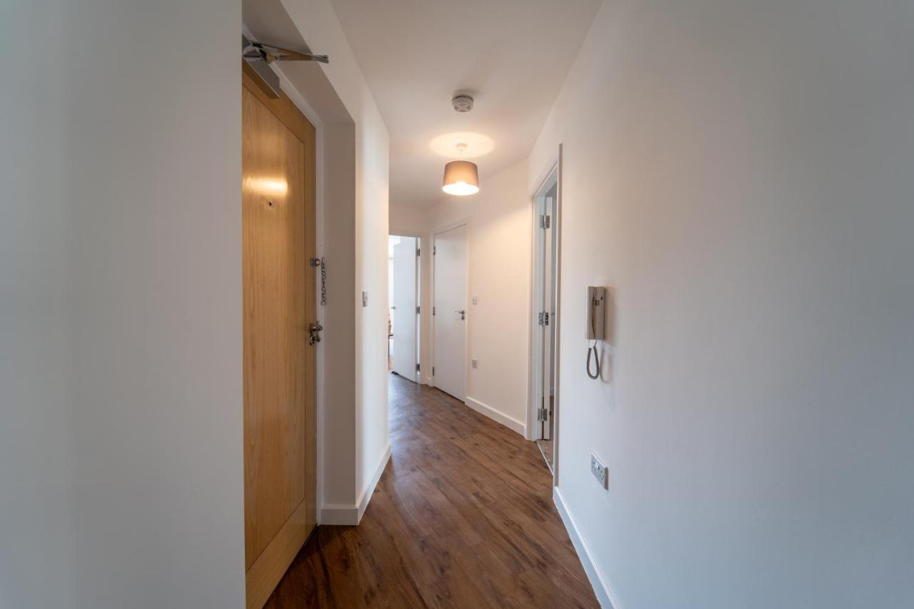 Spacious Apartment In Woking Town Centre Екстер'єр фото
