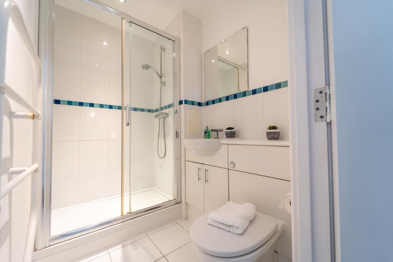 Spacious Apartment In Woking Town Centre Екстер'єр фото